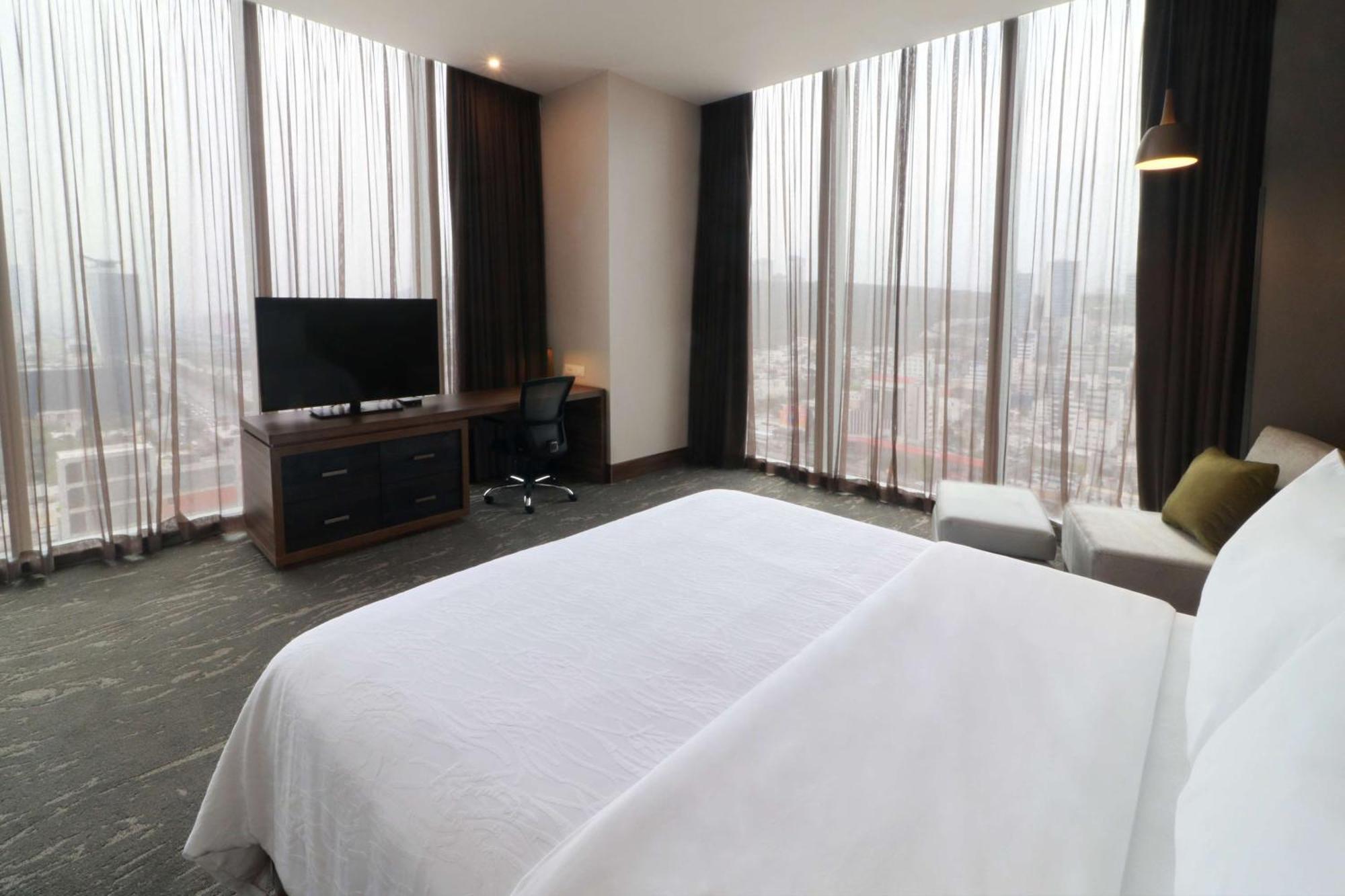 Hilton Garden Inn Monterrey Obispado Exterior photo